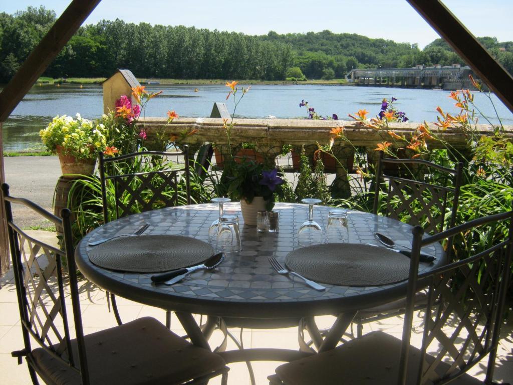 Hotel Le Barrage Mauzac-et-Grand-Castang Exterior foto